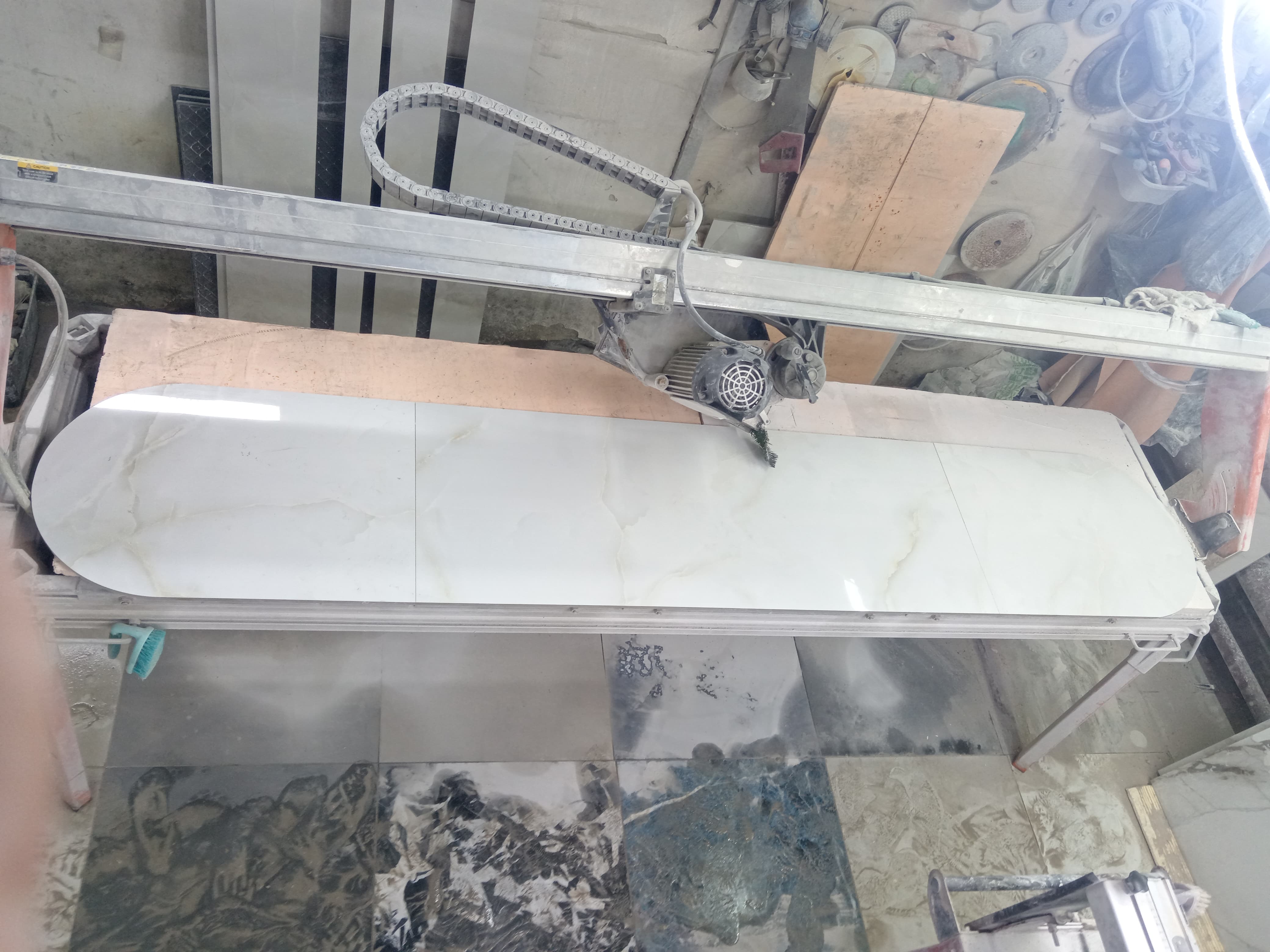 Процесс алмазной резки плитки, мастерская, чистая кромка без сколов