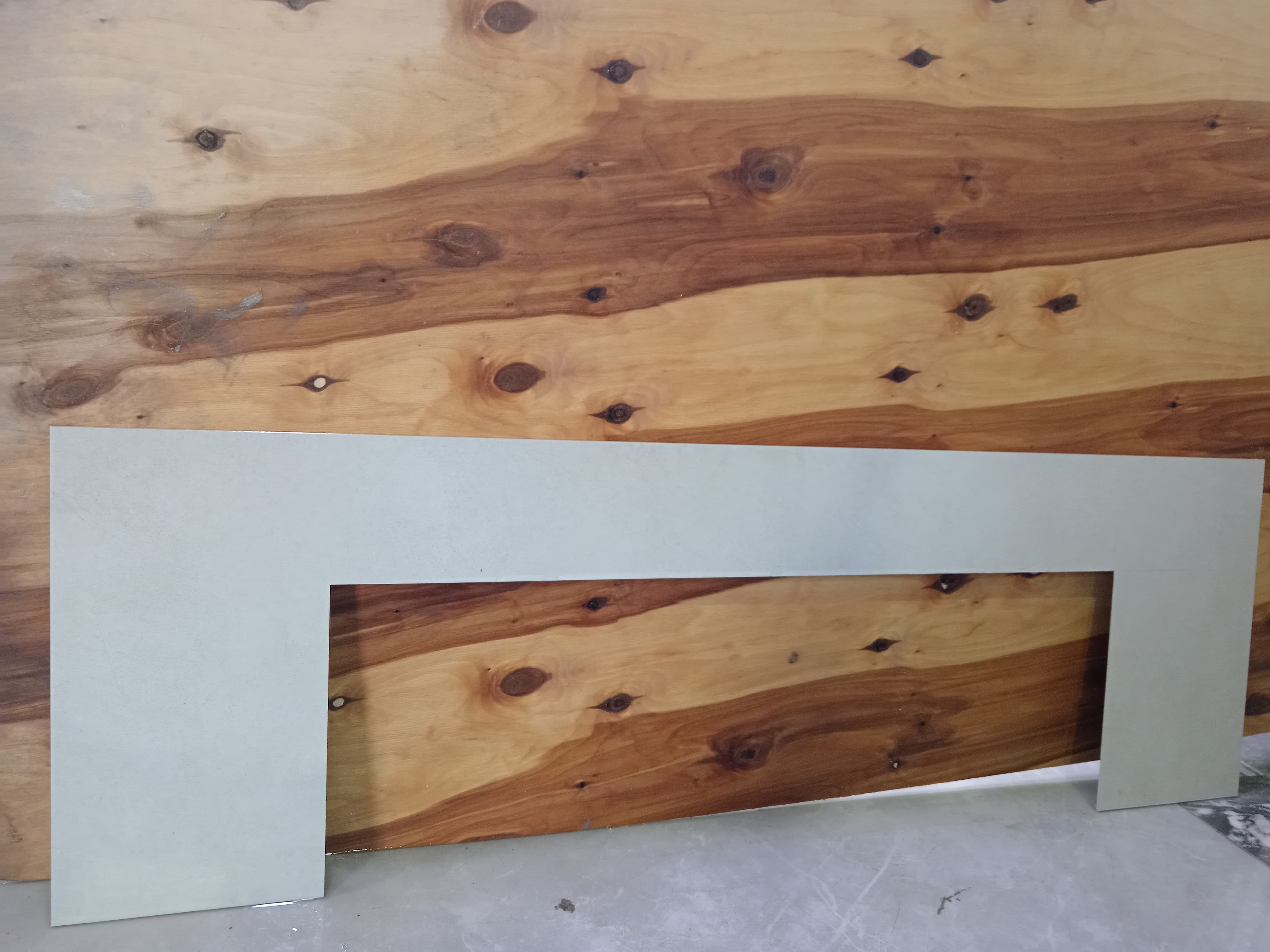 Крупноформатный керамогранит на кухне, бесшовная укладка, современный интерьер