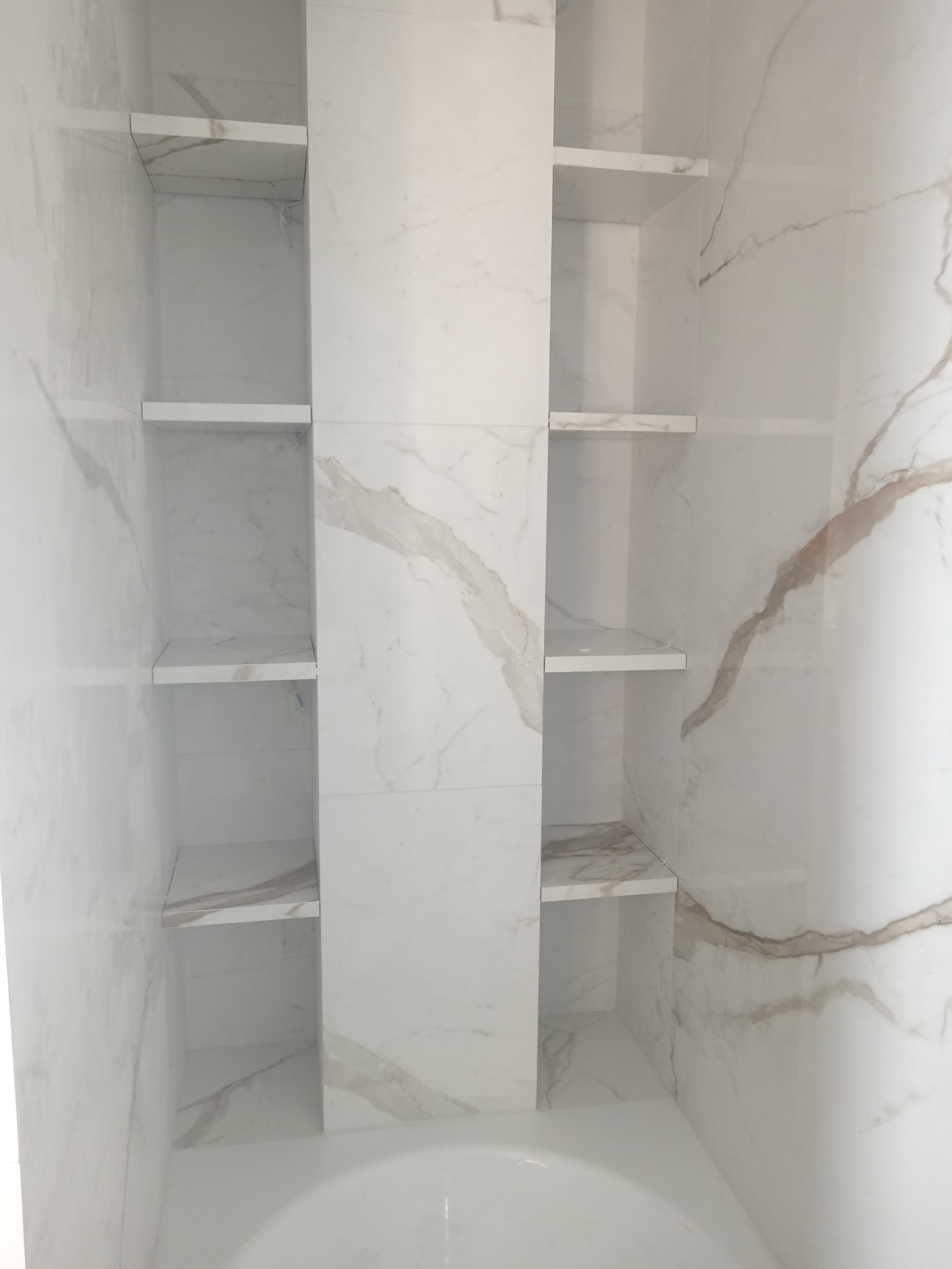 Укладка керамогранита в ванной комнате с заусовкой 45°, ровные углы